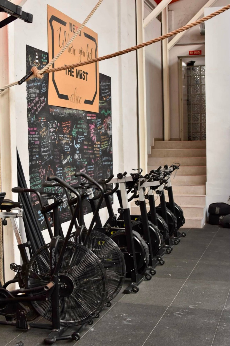 Fila de air bikes junto a la pizarra de Nexo